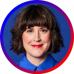 Frau mit braunen Haaren und blauem Hemd lächelt vor blauem Hintergrund.